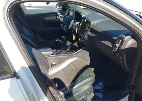 2022 Volvo Xc40 T5 R-Design z USA, uszkodzony, nr VIN YV4162UM5N2648695